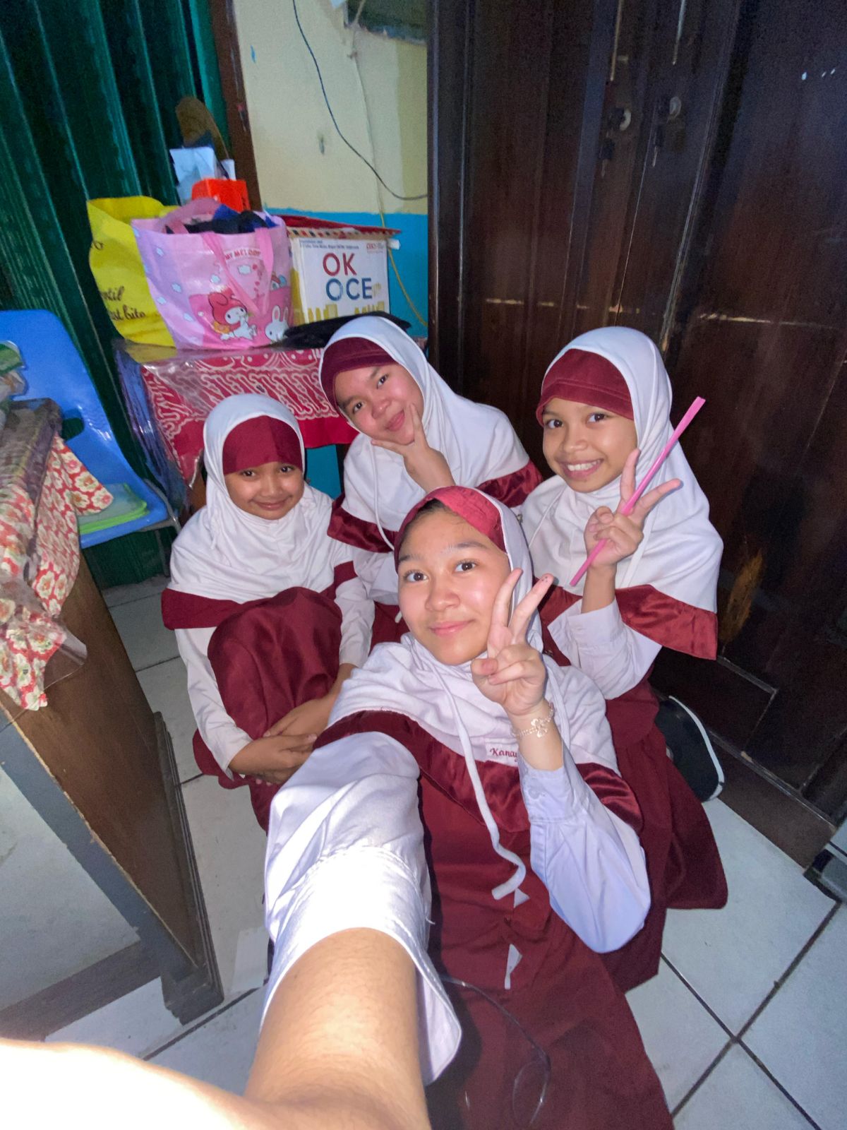 take a pict w my friend